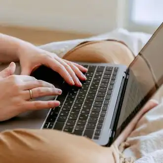 Attraktive Begleiter suchen online im Internet Blonde Girls in Sex Announcen